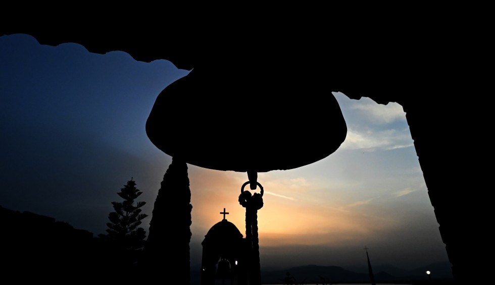 A generic square placeholder image with rounded corners in a figure.