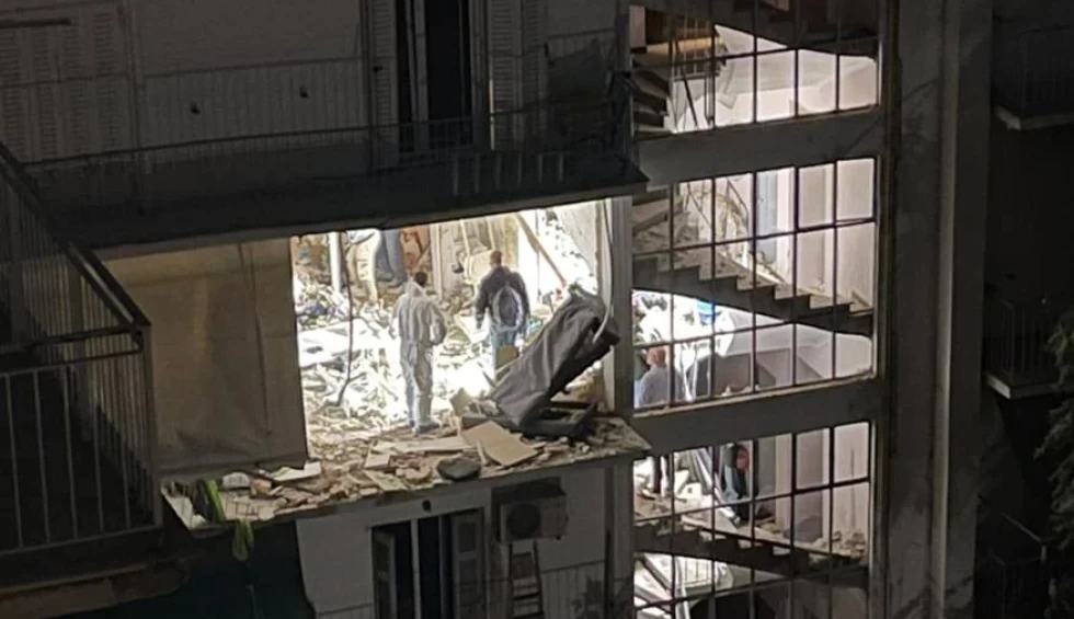 A generic square placeholder image with rounded corners in a figure.