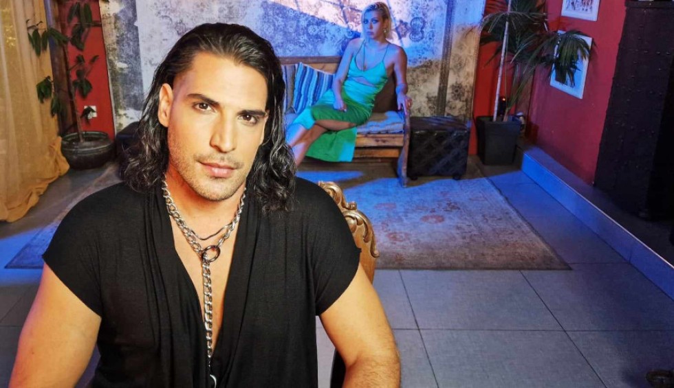 A generic square placeholder image with rounded corners in a figure.