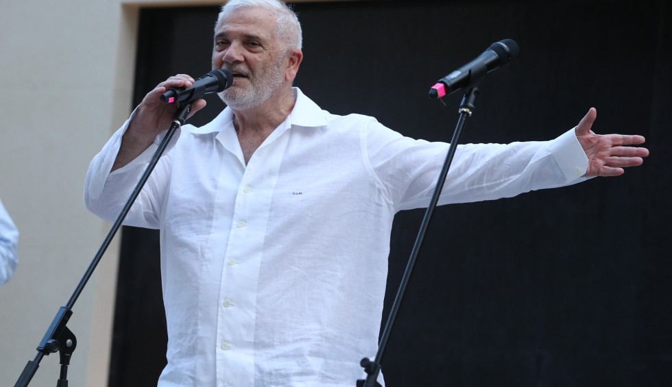 A generic square placeholder image with rounded corners in a figure.