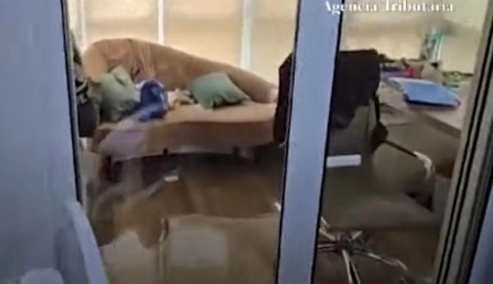 A generic square placeholder image with rounded corners in a figure.