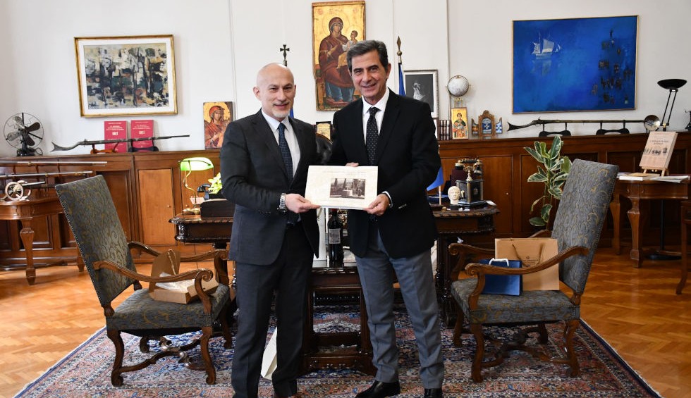 A generic square placeholder image with rounded corners in a figure.