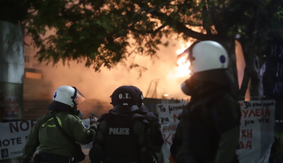 A generic square placeholder image with rounded corners in a figure.