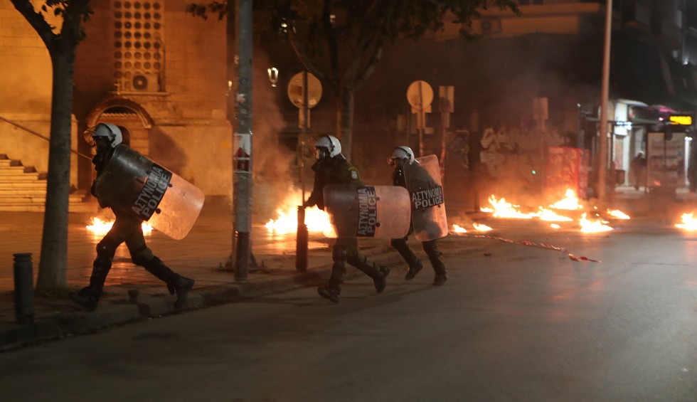 A generic square placeholder image with rounded corners in a figure.