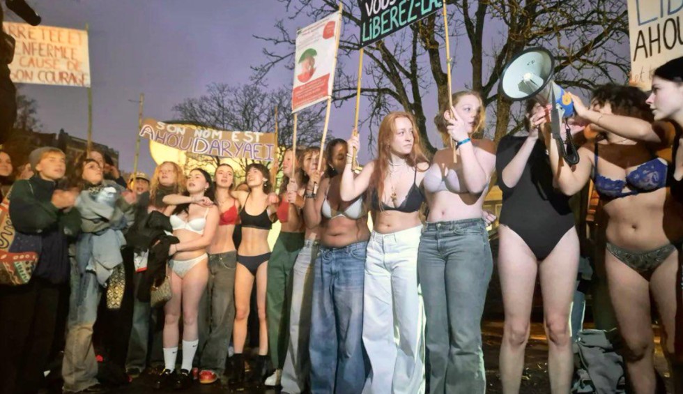 A generic square placeholder image with rounded corners in a figure.