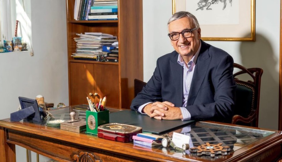 A generic square placeholder image with rounded corners in a figure.