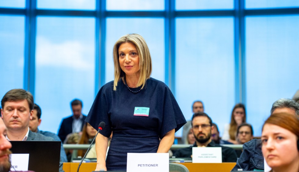 A generic square placeholder image with rounded corners in a figure.