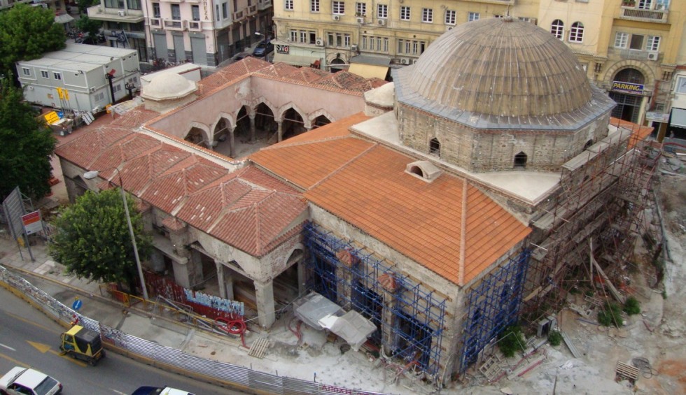 A generic square placeholder image with rounded corners in a figure.