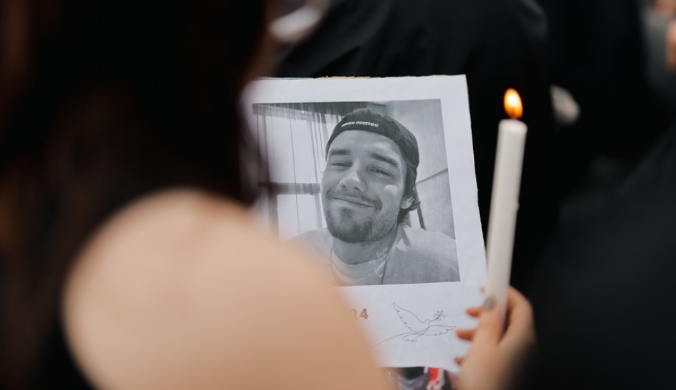 A generic square placeholder image with rounded corners in a figure.