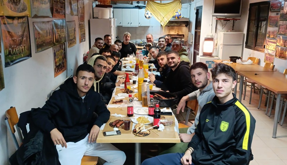 A generic square placeholder image with rounded corners in a figure.