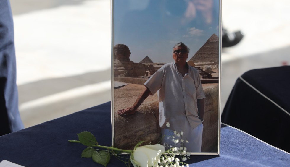 A generic square placeholder image with rounded corners in a figure.