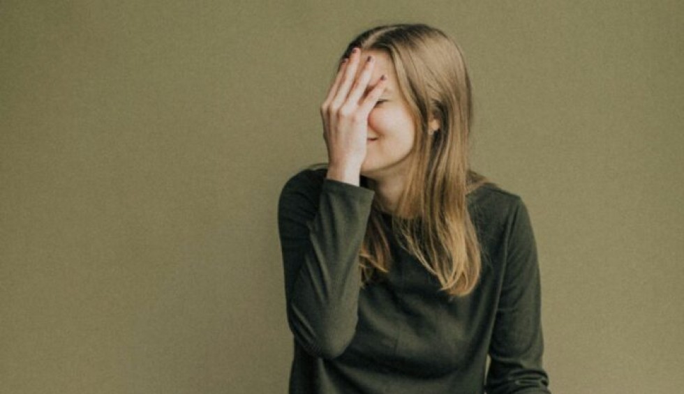 A generic square placeholder image with rounded corners in a figure.