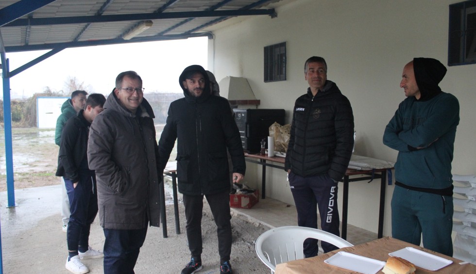 A generic square placeholder image with rounded corners in a figure.