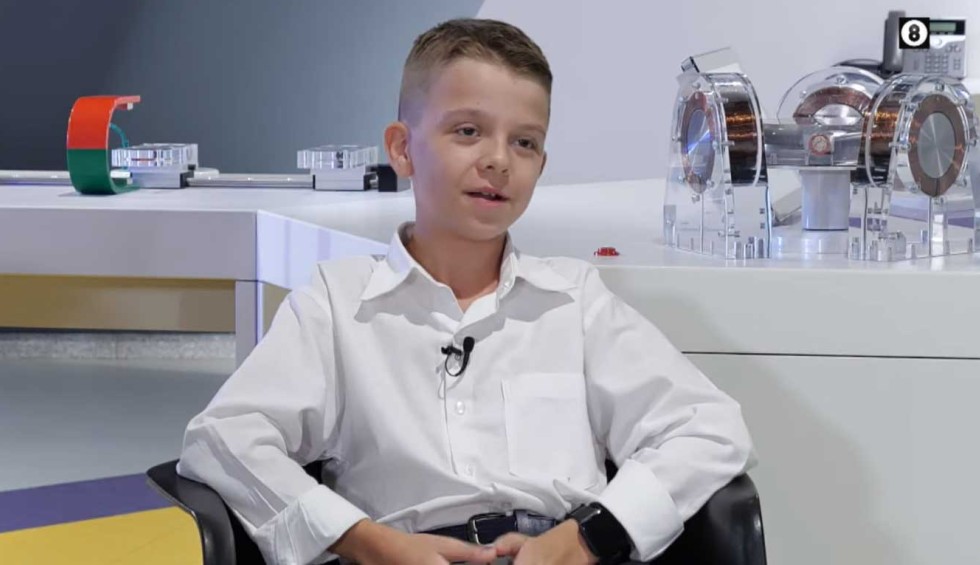 A generic square placeholder image with rounded corners in a figure.