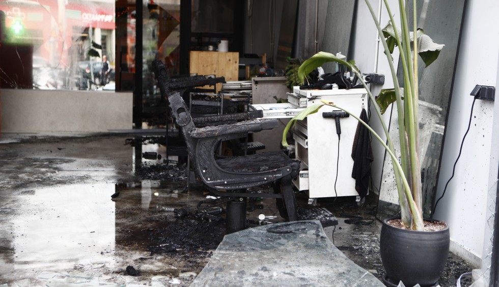 A generic square placeholder image with rounded corners in a figure.