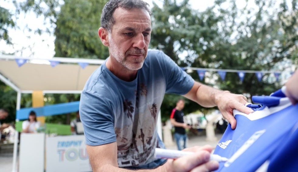 A generic square placeholder image with rounded corners in a figure.