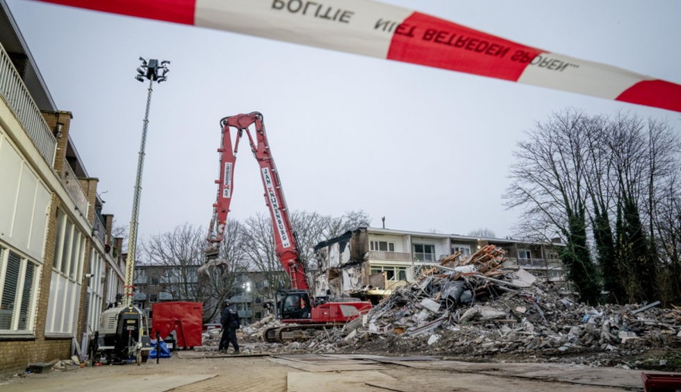 A generic square placeholder image with rounded corners in a figure.