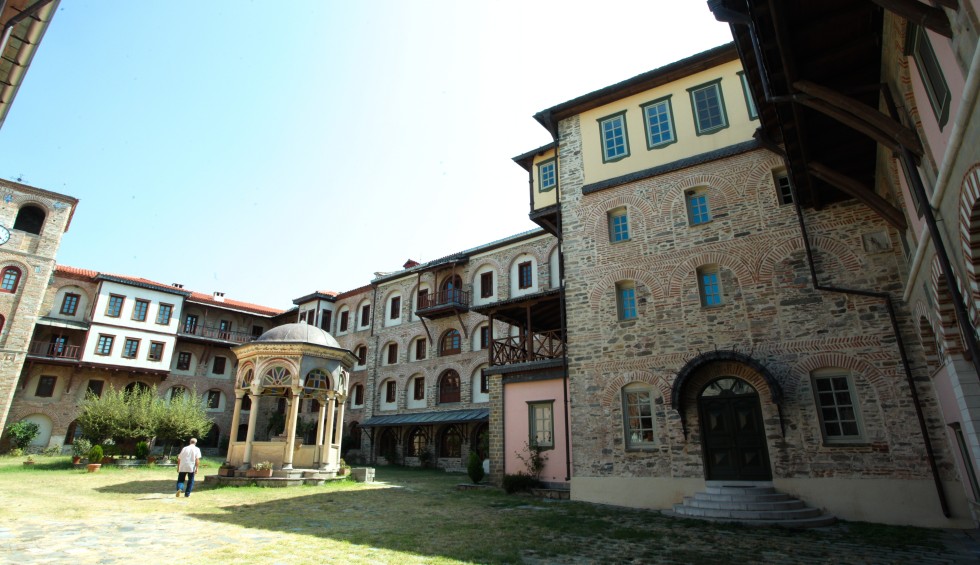 A generic square placeholder image with rounded corners in a figure.