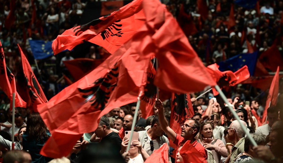 A generic square placeholder image with rounded corners in a figure.