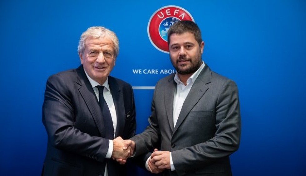 A generic square placeholder image with rounded corners in a figure.