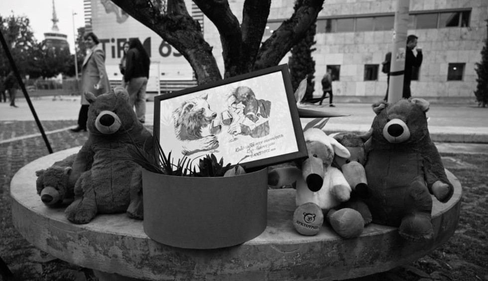 A generic square placeholder image with rounded corners in a figure.