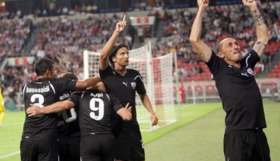 A generic square placeholder image with rounded corners in a figure.