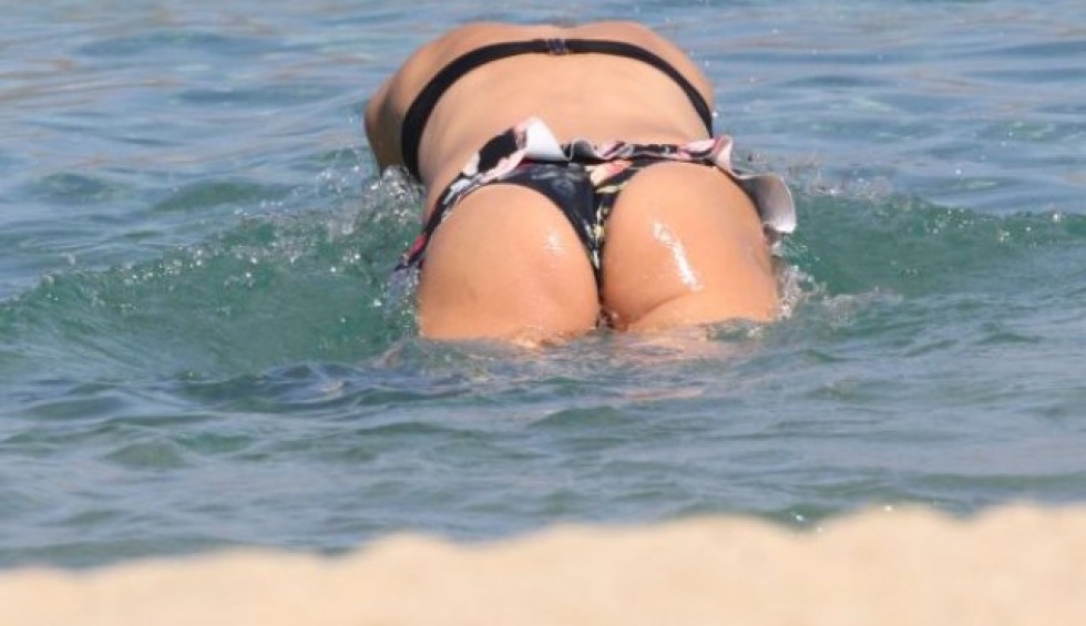 A generic square placeholder image with rounded corners in a figure.