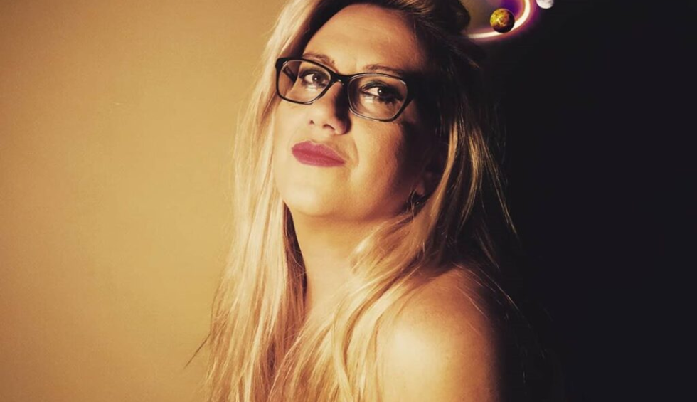 A generic square placeholder image with rounded corners in a figure.