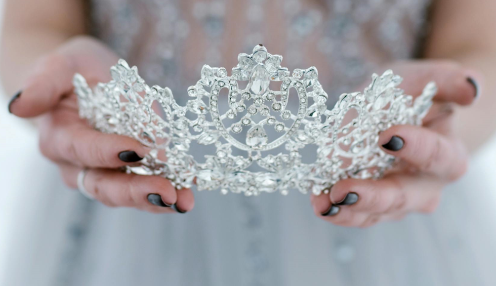 A generic square placeholder image with rounded corners in a figure.