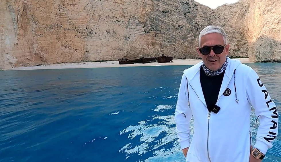 A generic square placeholder image with rounded corners in a figure.