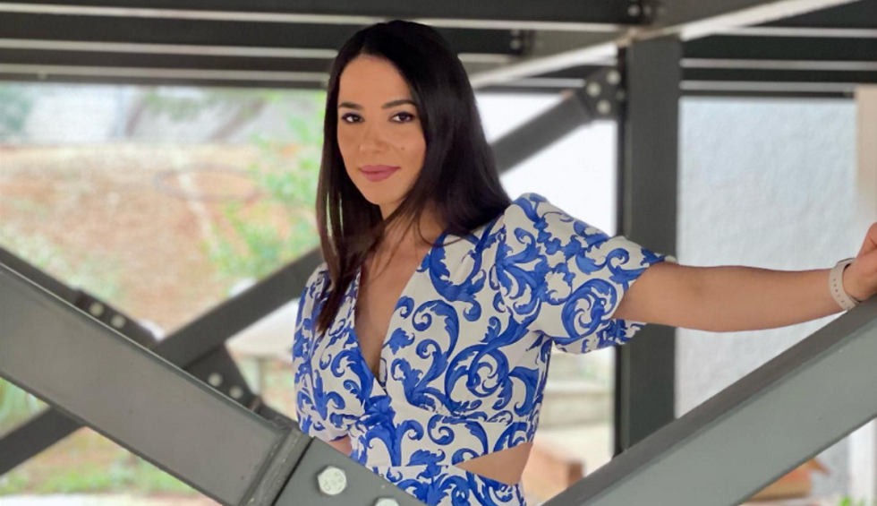 A generic square placeholder image with rounded corners in a figure.