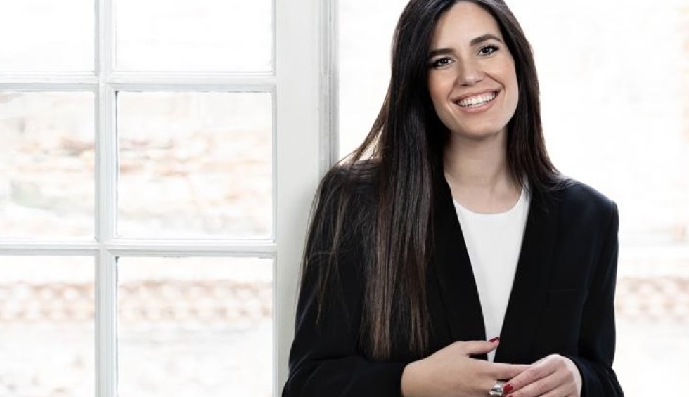 A generic square placeholder image with rounded corners in a figure.