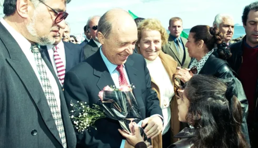 A generic square placeholder image with rounded corners in a figure.