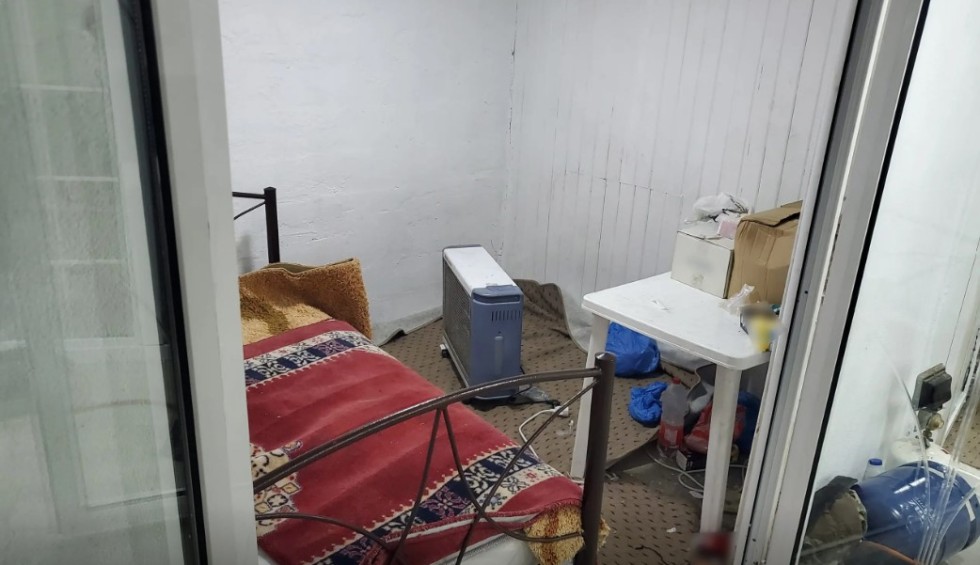 A generic square placeholder image with rounded corners in a figure.