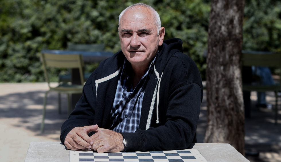 A generic square placeholder image with rounded corners in a figure.