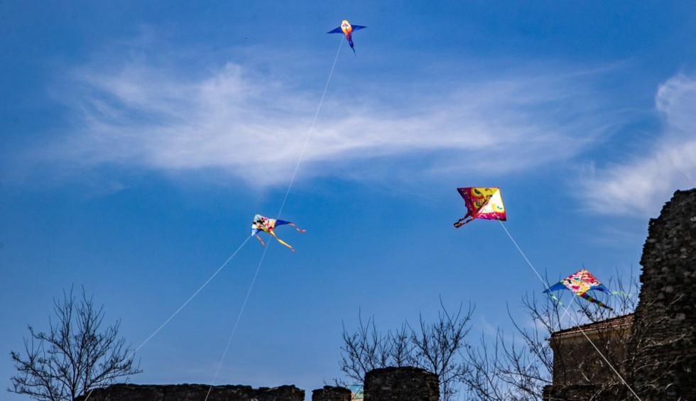 A generic square placeholder image with rounded corners in a figure.