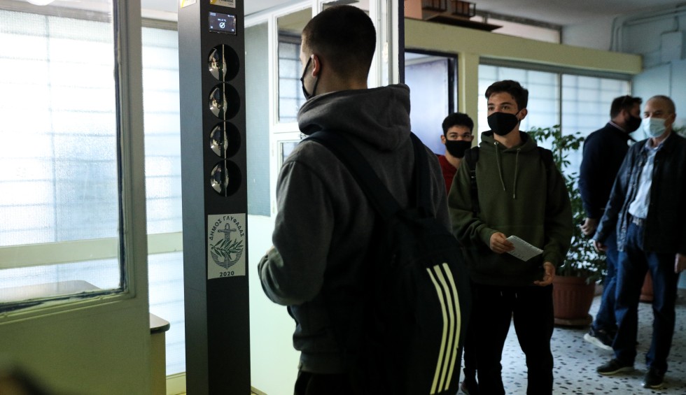 A generic square placeholder image with rounded corners in a figure.