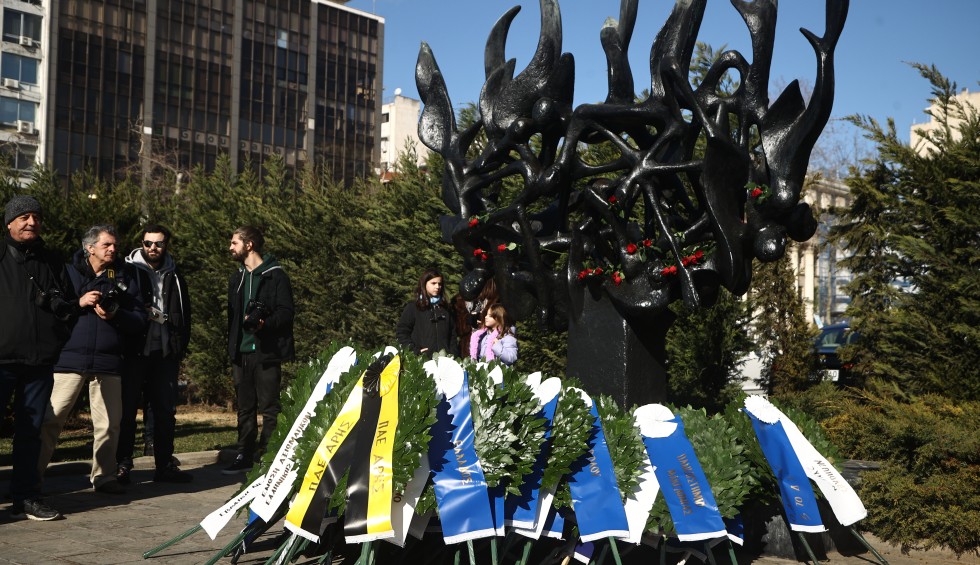 A generic square placeholder image with rounded corners in a figure.