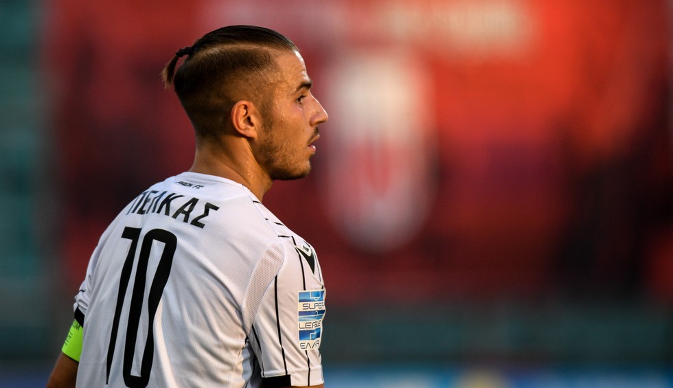 A generic square placeholder image with rounded corners in a figure.