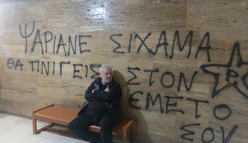 A generic square placeholder image with rounded corners in a figure.