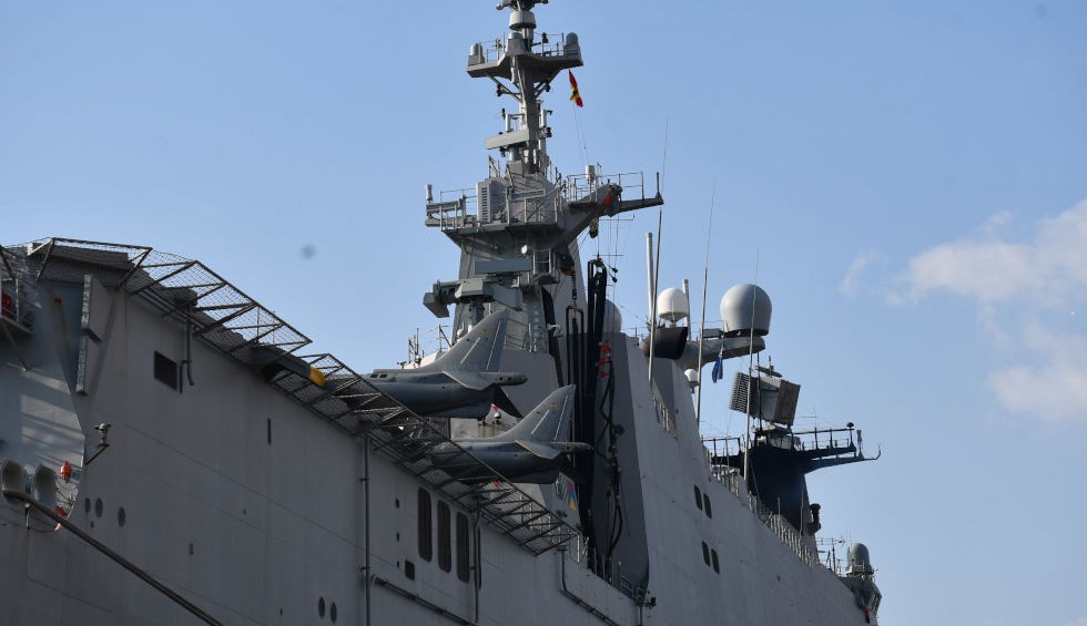 A generic square placeholder image with rounded corners in a figure.