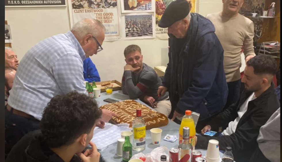 A generic square placeholder image with rounded corners in a figure.