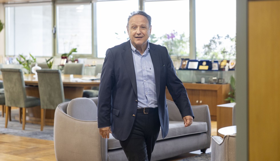 A generic square placeholder image with rounded corners in a figure.