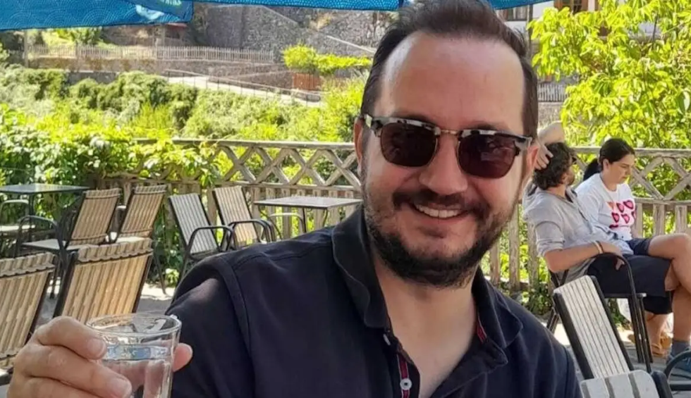 A generic square placeholder image with rounded corners in a figure.