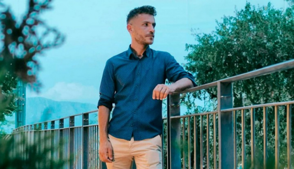 A generic square placeholder image with rounded corners in a figure.