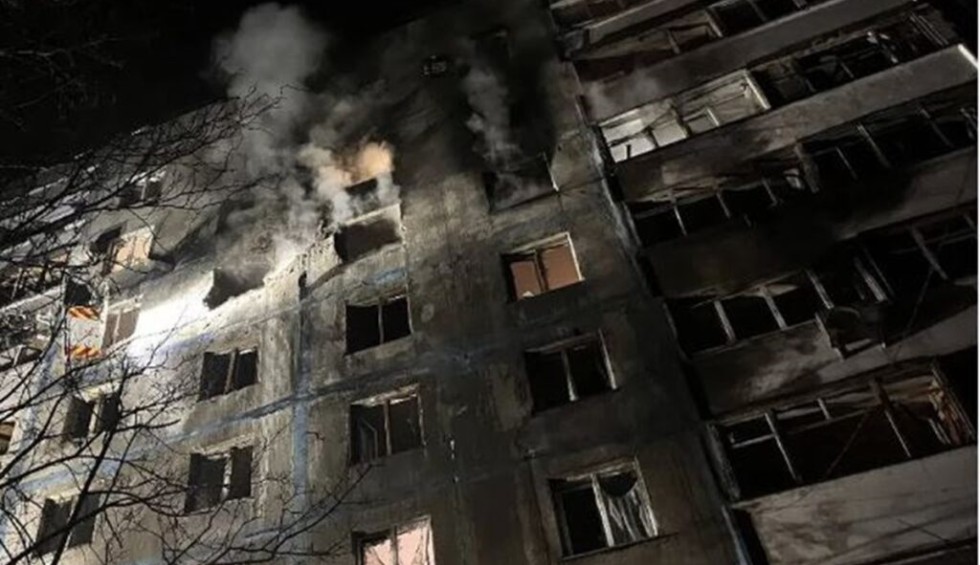 A generic square placeholder image with rounded corners in a figure.