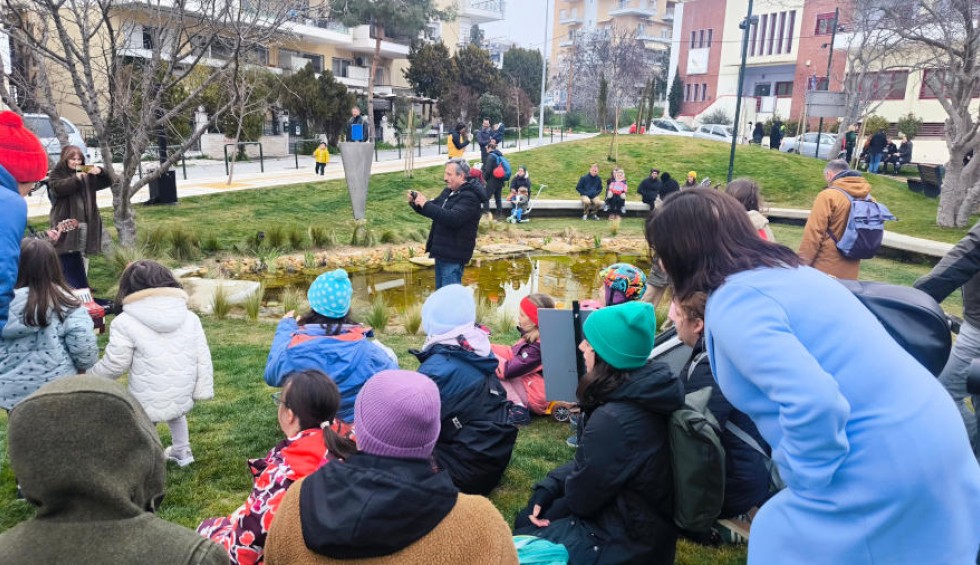 A generic square placeholder image with rounded corners in a figure.