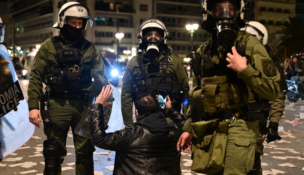 A generic square placeholder image with rounded corners in a figure.