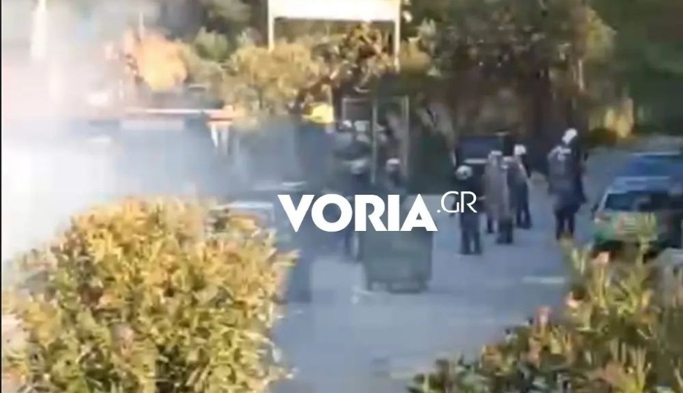 A generic square placeholder image with rounded corners in a figure.