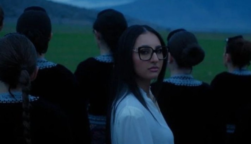 A generic square placeholder image with rounded corners in a figure.